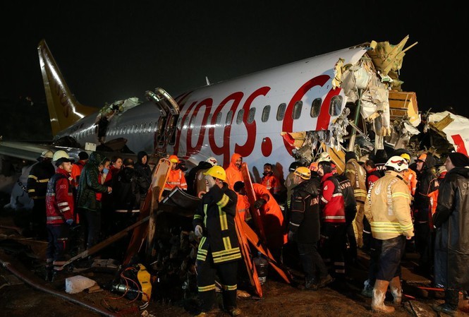  
Lực lượng cứu hộ có mặt tại hiện trường để giải cứu các hành khách gặp nạn (Ảnh: CNN)