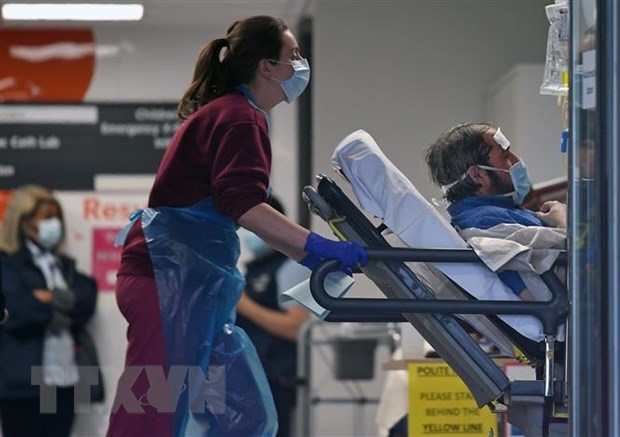  
Bệnh nhân Covid-19 tại Anh được đưa tới bệnh viện (Ảnh minh họa: TTXVN)