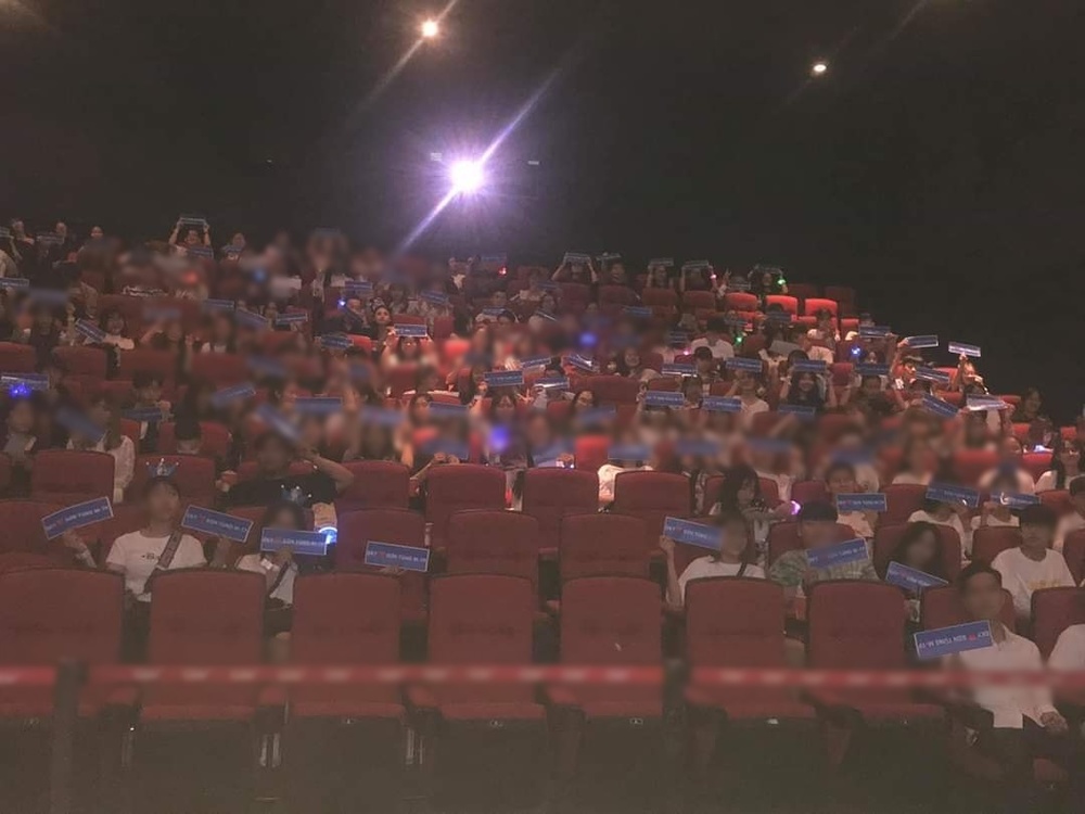  
Các fan đã chuẩn bị rất kỹ lưỡng cho buổi offline tại rạp chiếu phim hòng mong Sơn Tùng có thể ghé đến. (Ảnh: FB: T.M).