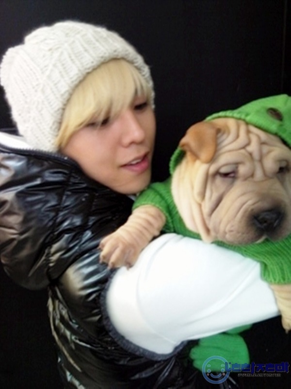  
G-Dragon bên chú chó cưng tên Gaho. (Ảnh: Twitter).