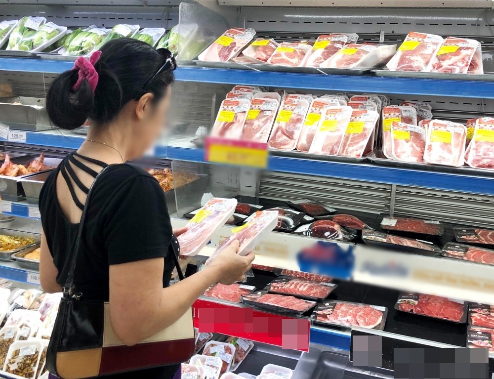  
Hình ảnh một vị khách hàng đang lựa chọn thịt heo. (Ảnh: Instagram)