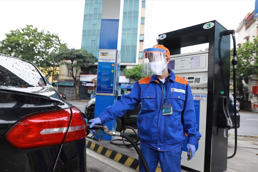  
Hình ảnh một nhân viên ở trạm xăng đang đổ xăng cho xe ô tô. (Ảnh: Lao Động)