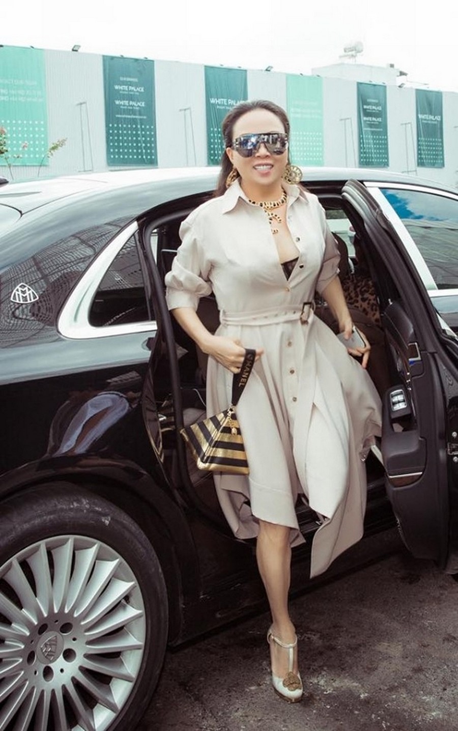  
Trong sự kiện thời trang hồi giữa 2019, Phượng Chanel cũng góp mặt với cả bộ phụ kiện đến từ nhà mốt Pháp. Phối màu kém nổi bật cùng kiểu dáng không phù hợp khiến doanh nhân "lu mờ" giữa dàn người đẹp Việt. (Ảnh: FBNV)