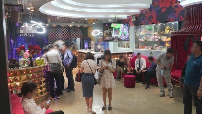  
Lượng khách sử dụng dịch vụ karaoke ở khu vực Thành phố Hồ Chí Minh khá nhiều trong những ngày đầu được hoạt động trở lại. (Ảnh: Thanh Niên)