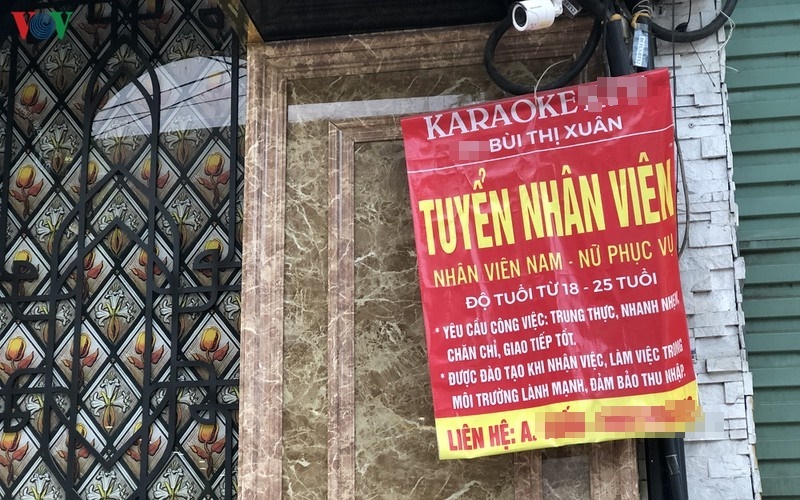  
Một số quán karaoke ở khu vực Hà Nội sau khi được hoạt động trở lại đã tiến hành đăng thông tin tuyển nhân viên. (Ảnh: VOV)