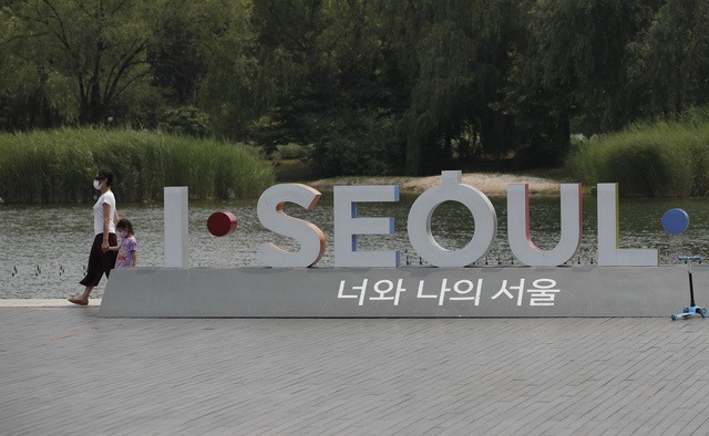  
Mọi người ở Seoul (Hàn Quốc) đeo khẩu trang khi đi ngoài đường. (Ảnh: AP)