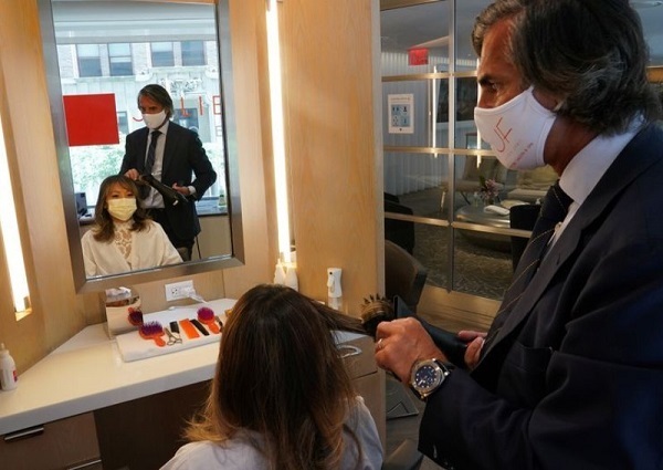  
Tuy giá cho mỗi lần cắt tóc tăng cao nhưng vẫn có nhiều khách hàng. (Ảnh: Reuters)