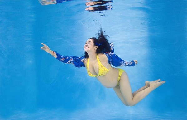  
Dù đang mang bầu gần 7 tháng nhưng Ốc Thanh Vân vẫn thực hiện một bộ ảnh. Cô diện bikini và khiêu vũ dưới hồ bơi trong nhiều giờ liền (Ảnh: Tổng hợp). - Tin sao Viet - Tin tuc sao Viet - Scandal sao Viet - Tin tuc cua Sao - Tin cua Sao