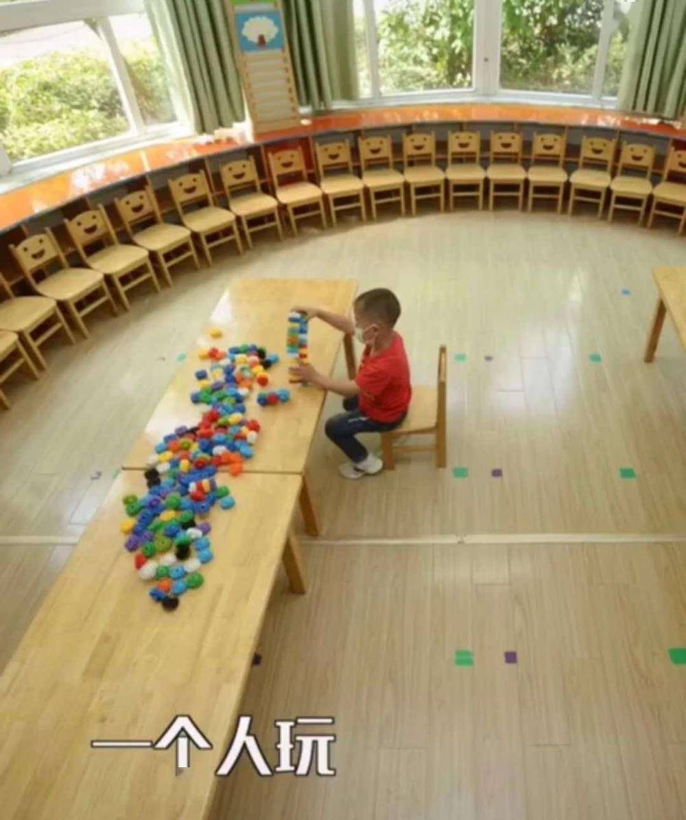  
Cậu bé ngồi chơi một mình trong lớp học rộng gần 100m2. (Ảnh: Sohu).