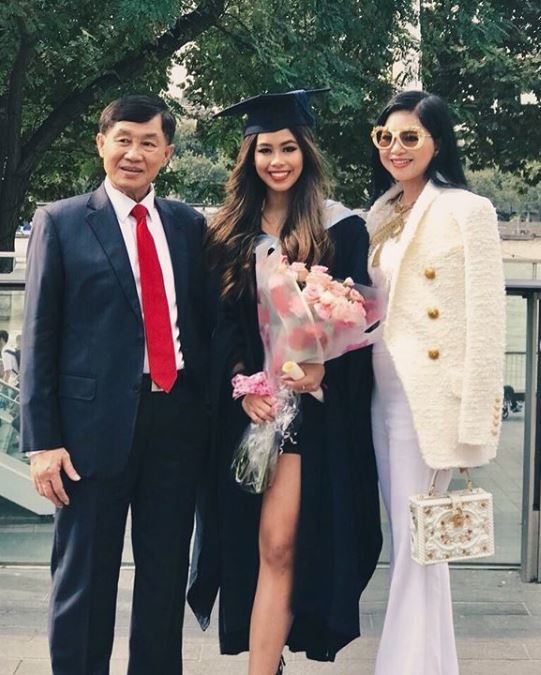  
Hot girl hạnh phúc trong lễ tốt nghiệp cùng ba mẹ. (Nguồn: @Tiennguyenn)
