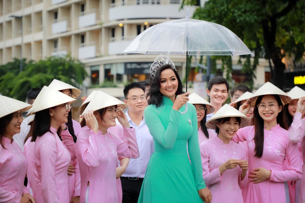  
"​Sài Gòn sáng nắng chiều mưa, nhưng mà con người lại vô cùng thân thiện và dễ thương nè...", cô nói về những người làm việc cùng mình chiều qua (Ảnh: Ngô Trần Hải An) - Tin sao Viet - Tin tuc sao Viet - Scandal sao Viet - Tin tuc cua Sao - Tin cua Sao