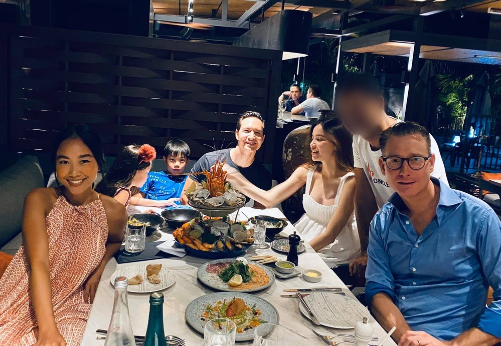  
Hai gia đình Hà Hồ và Đoan Trang đi ăn cùng nhau. (Ảnh: FBNV)