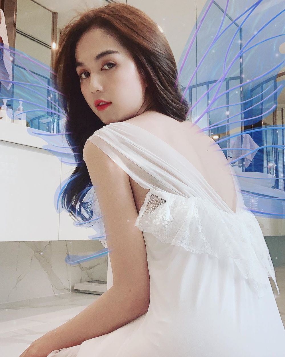  
Ngọc Trinh sau hình ảnh "Thu Hà" xuất hiện trong MV của Chi Pu đã trở lại đơn giản, nhẹ nhàng với thiết kế tông trắng. Góc chụp khoe trọn phần lưng trần và vai gầy của người đẹp sinh năm 1989. (Ảnh: Instagram nhân vật)