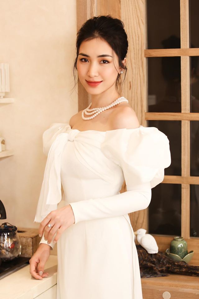  
Hòa Minzy diện áo dài cách tân trắng, nhan sắc làm fan si mê. Ảnh: FBNV