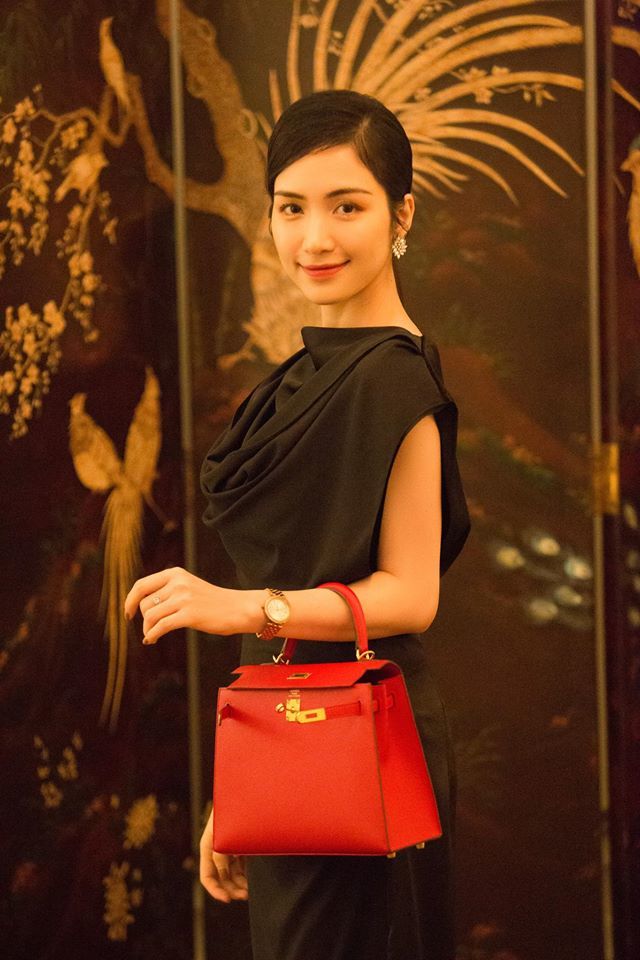  
Vẻ sang trọng, quý phái được Hòa Minzy thể hiện tuyệt đối với outfit này. Cô kết hợp mẫu đầm đen cùng túi xách đỏ dáng cổ điển. (Ảnh" FBNV)