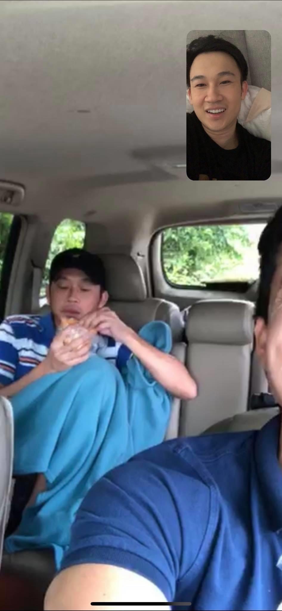  
Hình ảnh NSƯT Hoài Linh ngồi co ro "gặm" bánh mì trong xe tiền tỷ gây sốt cộng đồng mạng. (Ảnh: FBNV)