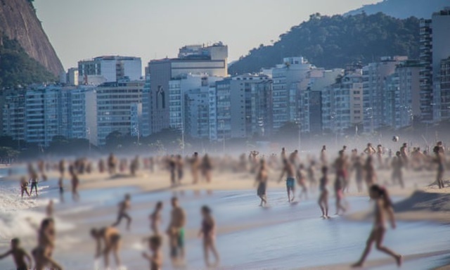  
Mọi người vẫn đổ xô ra bãi biển ở Thành phố Rio de Janeiro để vui chơi. (Ảnh: REX)
