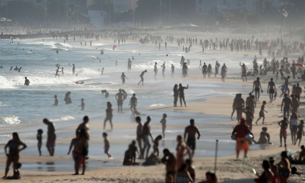 Số ca nhiễm ở Brazil tăng vọt, thế nhưng mọi người ở đây vẫn thản nhiên ra biển tắm nắng. (Ảnh: Reuters)