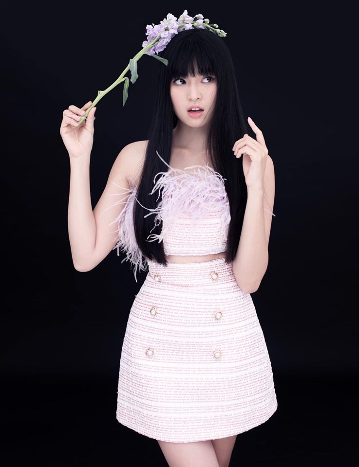  
Khánh Vân - Mắt Biếc cũng lựa chọn chiếc áo giống hệt Sun Ht nhưng cô kết hợp với chiếc váy cùng kiểu dáng, kết hợp lối makeup nhẹ nhàng trông cô nàng có phần dịu dàng và nữ tính hơn.