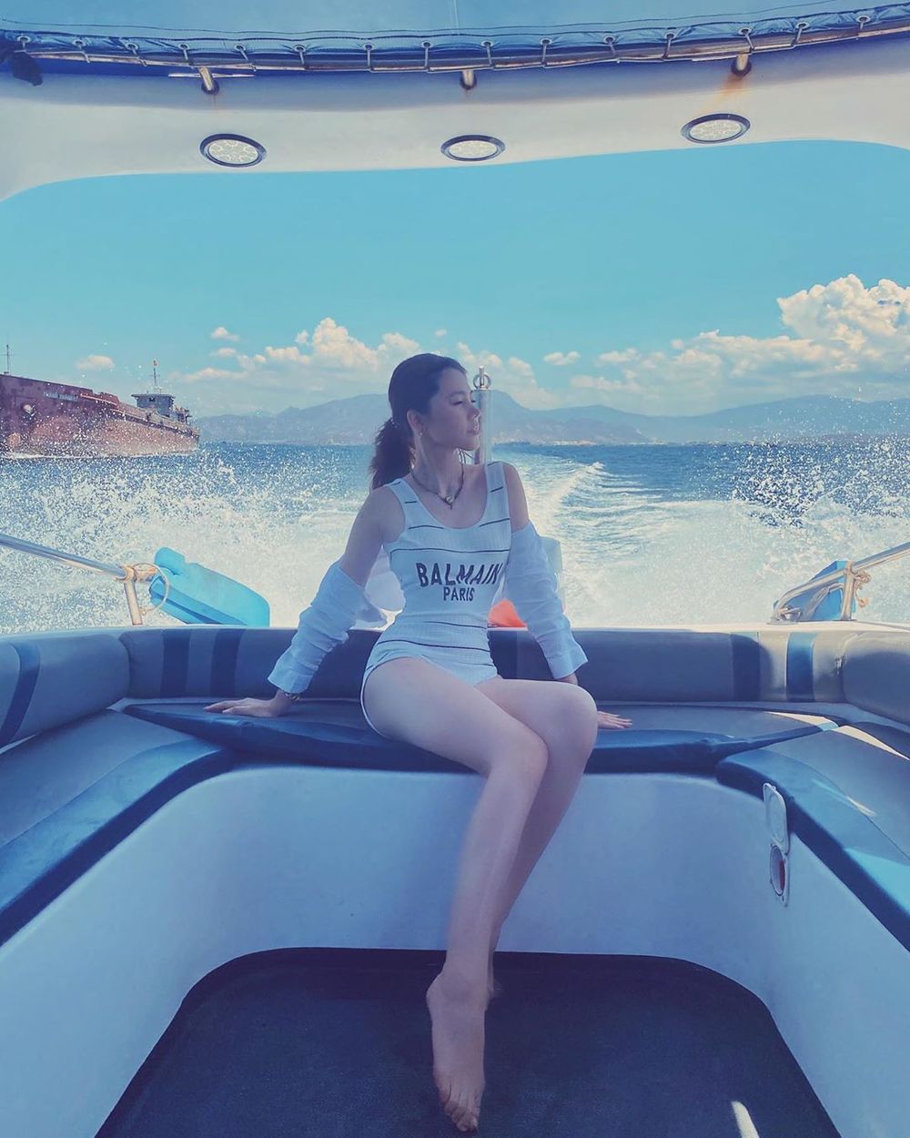  
Jolie Nguyễn đúng chuẩn "rich kid" khi diện bộ bikini một mảnh của nhà mốt Pháp, thả dáng trên du thuyền. (Ảnh: FBNV)