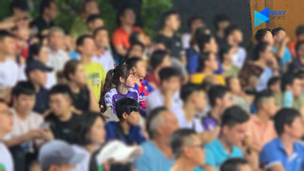  
Huỳnh Anh ngồi giữa các cổ động viên của Hà Nội FC. (Ảnh: Next Sport).