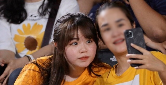  
Huỳnh Anh đã xuất hiện trên sân Hàng Đẫy cùng chị quản lý của Quang Hải. (Ảnh: Chụp màn hình).