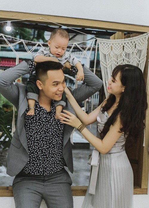  
Huỳnh Đức Vân cùng vợ và con trai.