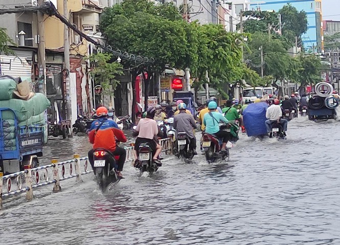 Một tuyến đường ở TP.HCM ngập cục bộ sau cơn mưa (Ảnh: Tiền Phong)