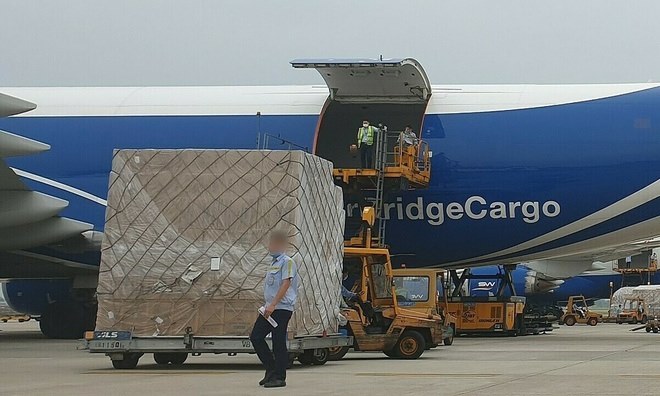  
Một kiện hàng khẩu trang y tế được đưa lên máy bay của AirBridge Cargo Airlines (Ảnh: ITL)