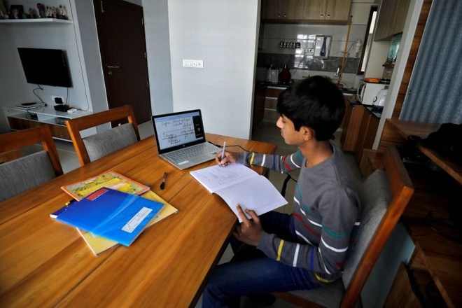  
Học sinh Ấn Độ tham gia lớp học trực tuyến. (Ảnh: Reuters)
