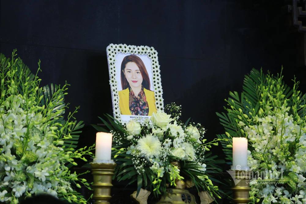  
Đám tang của cố MC Diệu Linh được đặt nhiều hoa trắng. (Ảnh: Vietnamnet).