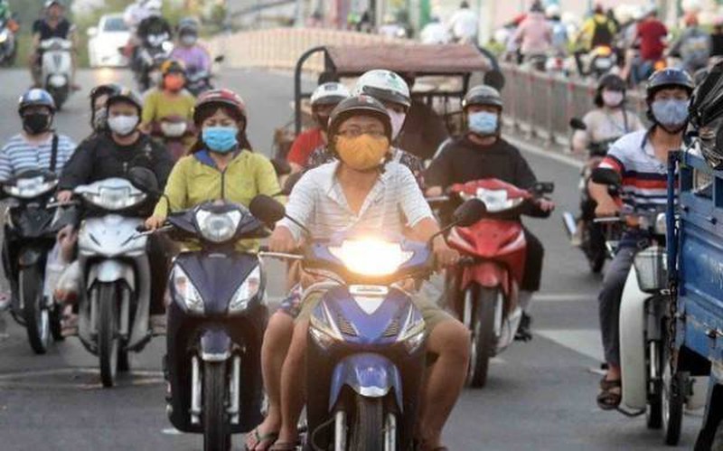  
Hình ảnh người đi đường mở đèn xe máy vào ban ngày. (Ảnh: Tuổi Trẻ)