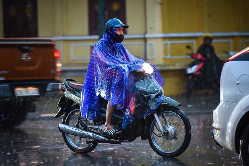  
Hình ảnh một người tham gia giao thông vào lúc trời mưa mở đèn xe máy. (Ảnh: Thể Thao 247)