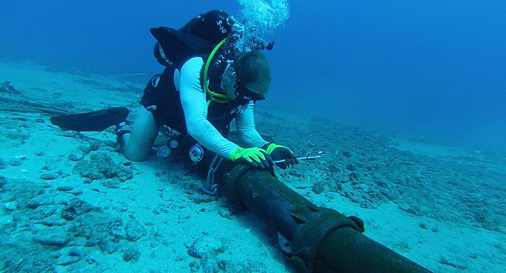  
Nhân viên kỹ thuật sửa chữa cáp quang dưới đáy biển (Ảnh: Thời Đại)