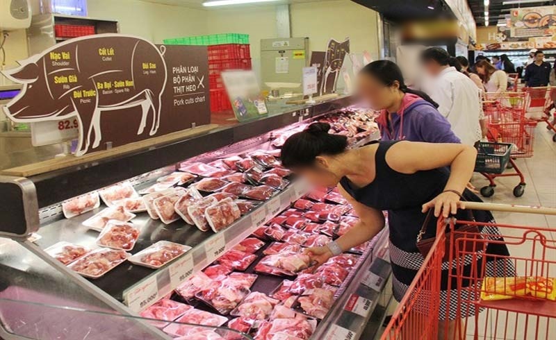  
Người tiêu dùng chọn mua thịt lợn ở siêu thị (Ảnh: HTV)