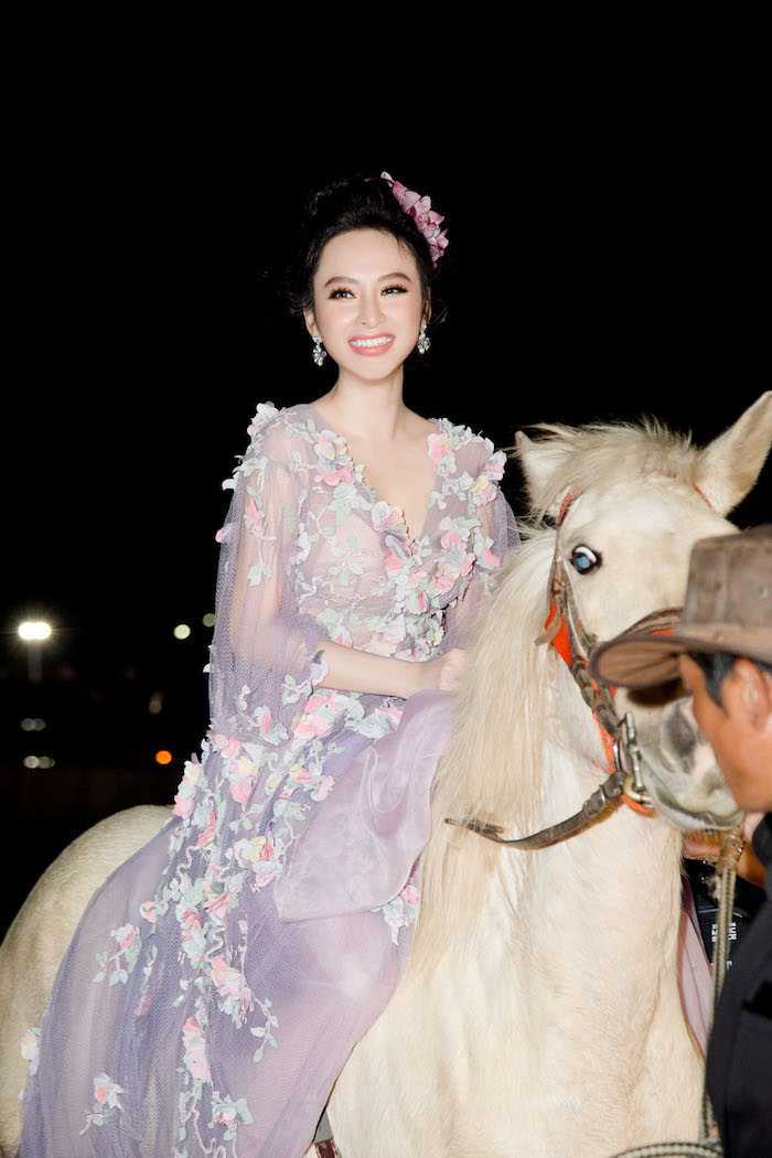  
Angela Phương Trinh mất 1 ngày để tập làm quen với con ngựa khi di chuyển vào thảm đỏ sự kiện năm 2017.