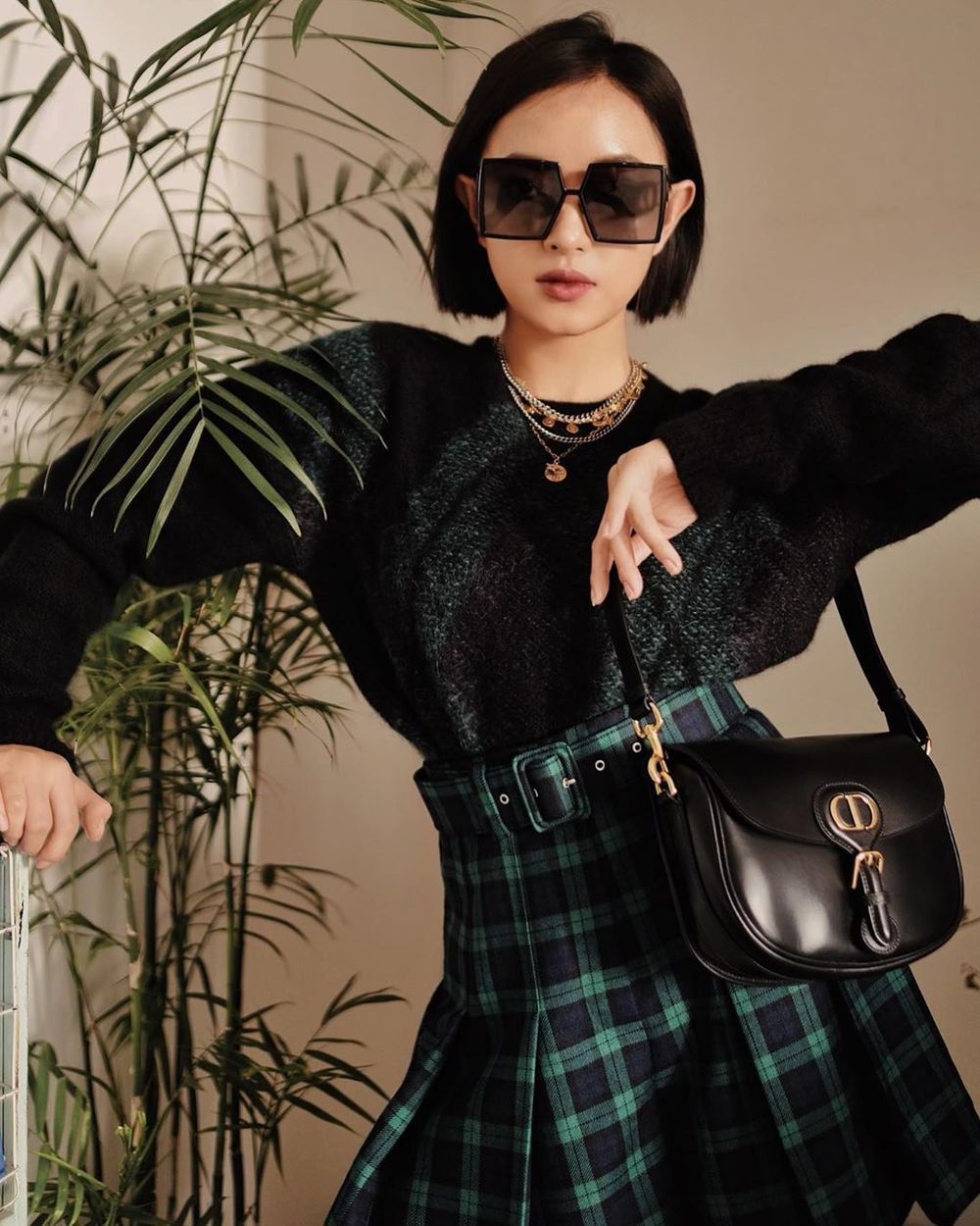  
Châu Bùi xứng danh fashion icon được yêu thích nhất Vbiz, người đẹp sinh năm 1997 diện sweater lông phối màu đen xanh cùng chân váy ca rô đồng điệu đến từ nhà mốt Dior. (Ảnh: Instagram nhân vật)