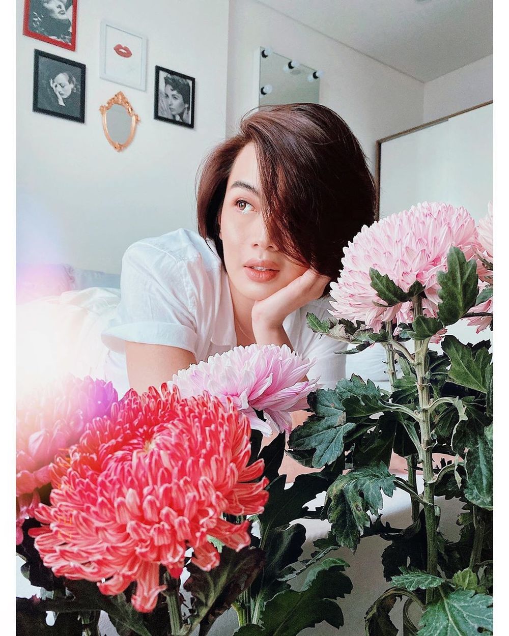  
Đào Bá Lộc nhẹ nhàng, mong manh như thường ngày khi chụp hình cùng hoa. (Ảnh: Instagram nhân vật)