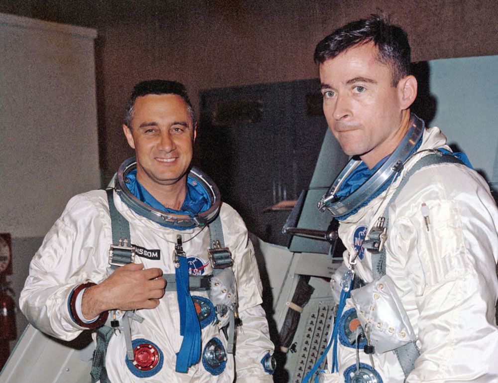  
Gus Grissom (trái) và John Young (phải) trong nhiệm vụ Gemini 3. (Ảnh: NASA)