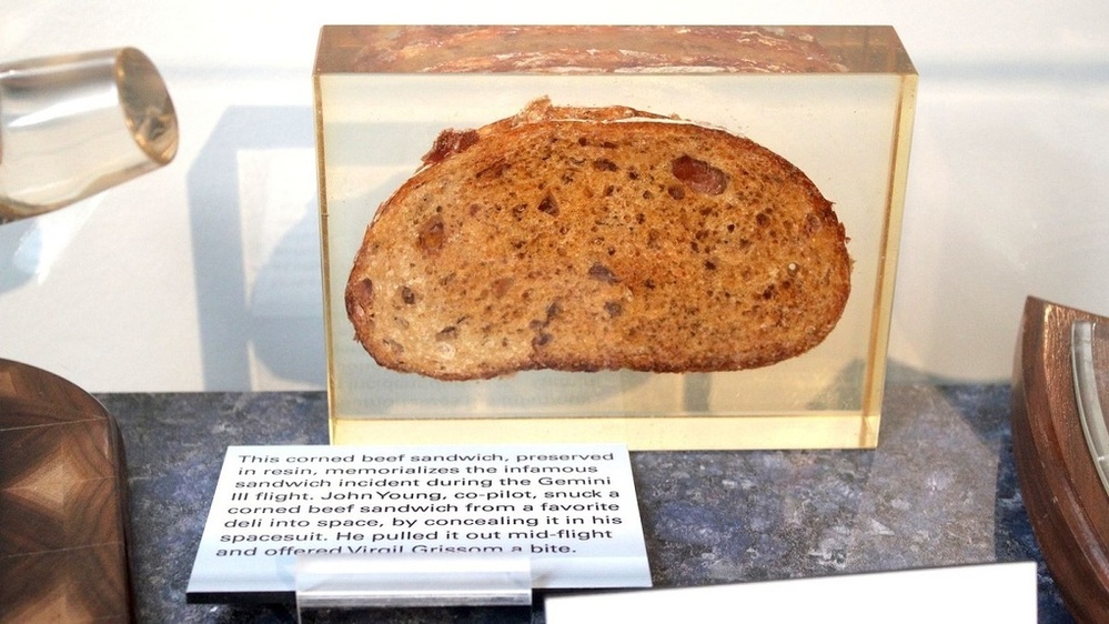  
Bản sao của chiếc sandwich tại bảo tàng và câu chuyện về nó. (Ảnh: Collect Space)