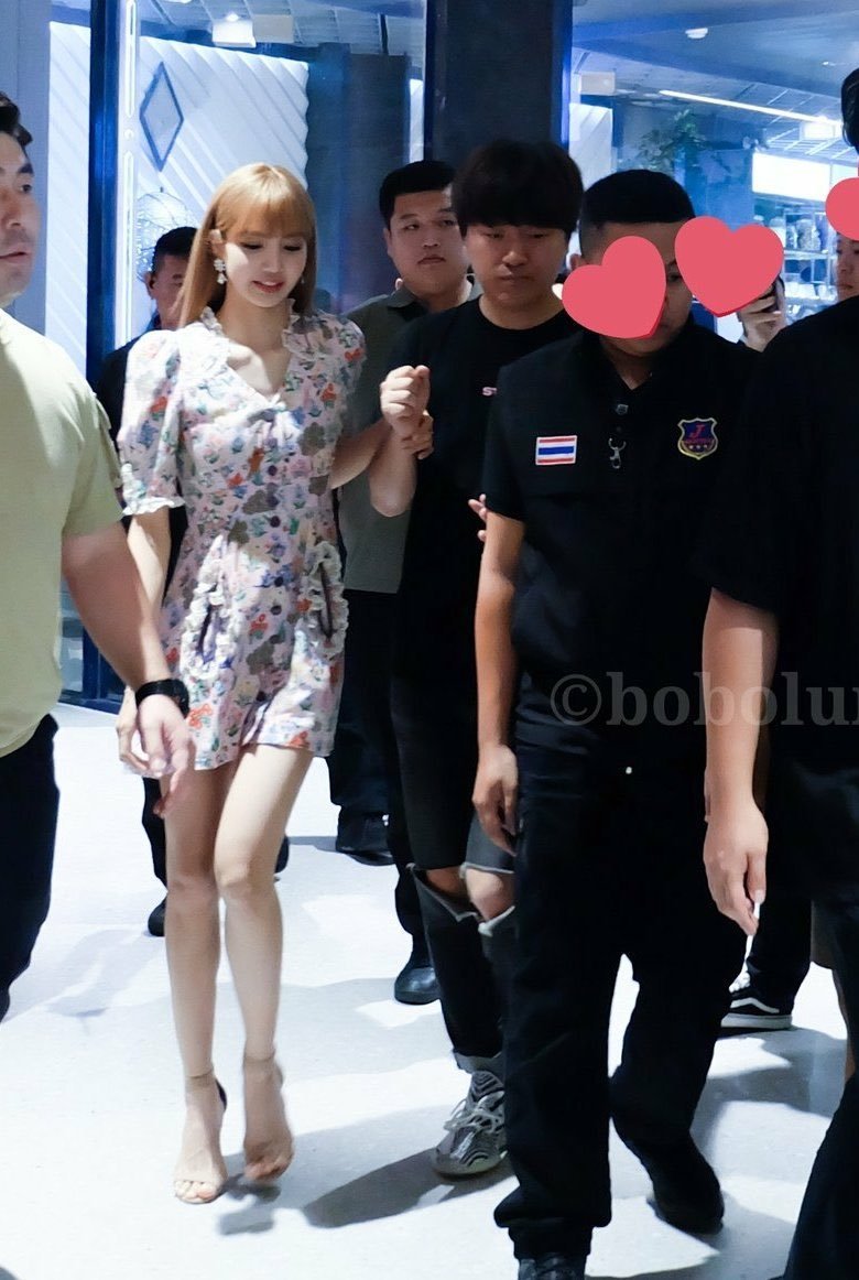  
Lisa nắm tay quản lý Jung Bokyung, được anh dìu đi vì mang giày cao gót. Ảnh: Twitter
