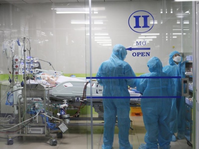  
Các bác sĩ điều trị cho bệnh nhân 91 tại bệnh viện Chợ Rẫy (Ảnh: Pháp luật online)