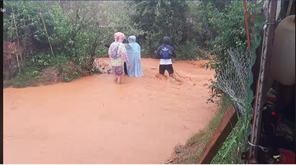  
Mưa lớn gây ngập lụt ở tỉnh Lâm Đồng. (Ảnh: Tuổi Trẻ).
