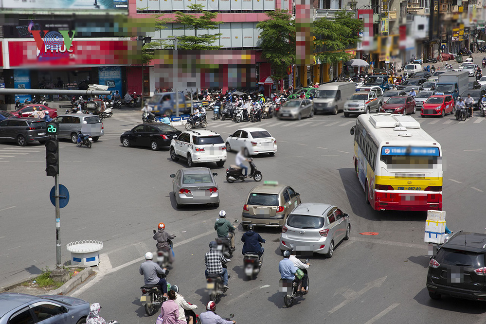 
Phương tiện chấp hành hiệu lệnh khi có đèn xanh tại một nút giao ở Hà Nội (Ảnh: VOV)