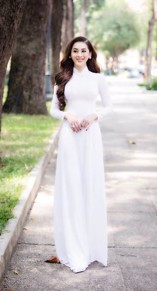  
Lâm Khánh Chi nhẹ nhàng với áo dài trắng trơn. (Ảnh: FBNV)