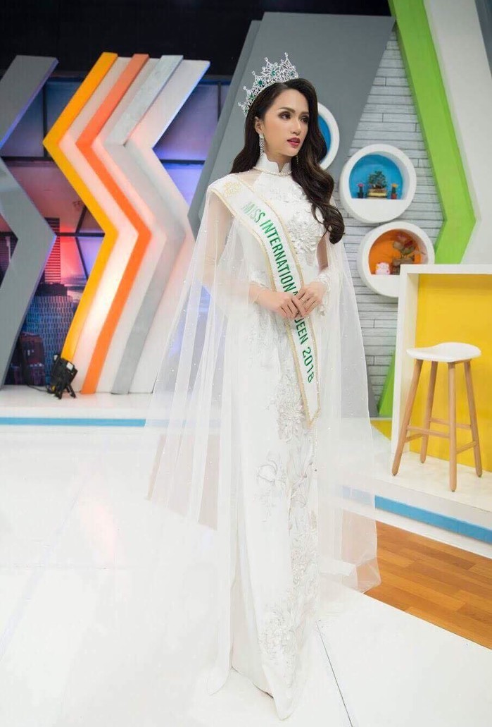  
Áo dài trắng cũng là outfit giọng ca Anh đang ở đâu đấy anh lựa chọn để xuất hiện trên truyền hình Thái. (Ảnh: FBNV)