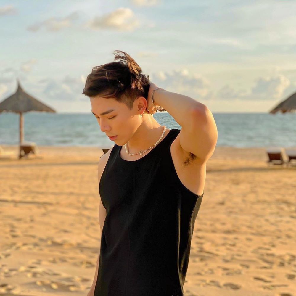  
Erik đơn giản áo thun ba lỗ tông đen đi biển. (Ảnh: Instagram nhân vật)