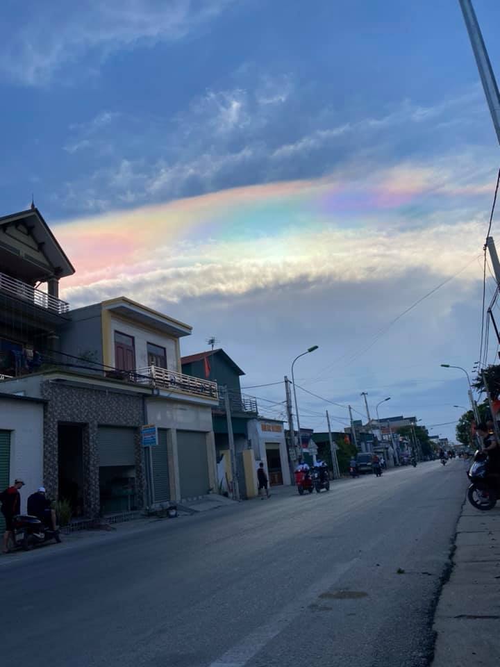Mây ngũ sắc nhìn từ Quỳnh Lưu, Nghệ An (Ảnh: Tien Dong)