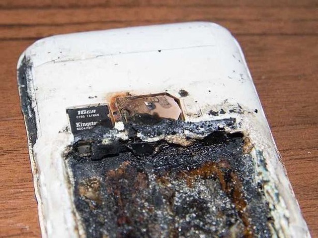  
 Một chiếc điện thoại sau khi phát nổ (Ảnh: Dân Trí)