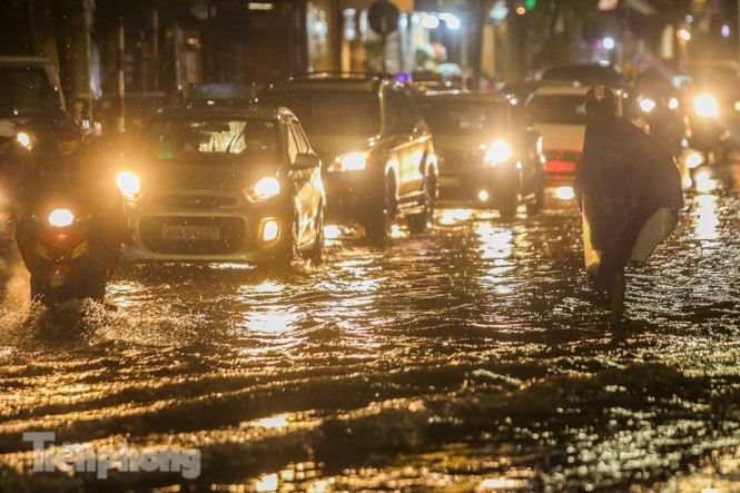 Cơn mưa lớn vào chiều hôm qua (10/6) khiến nhiều tuyến đường tại Hà Nội bị ngập (Ảnh: Tiền phong)